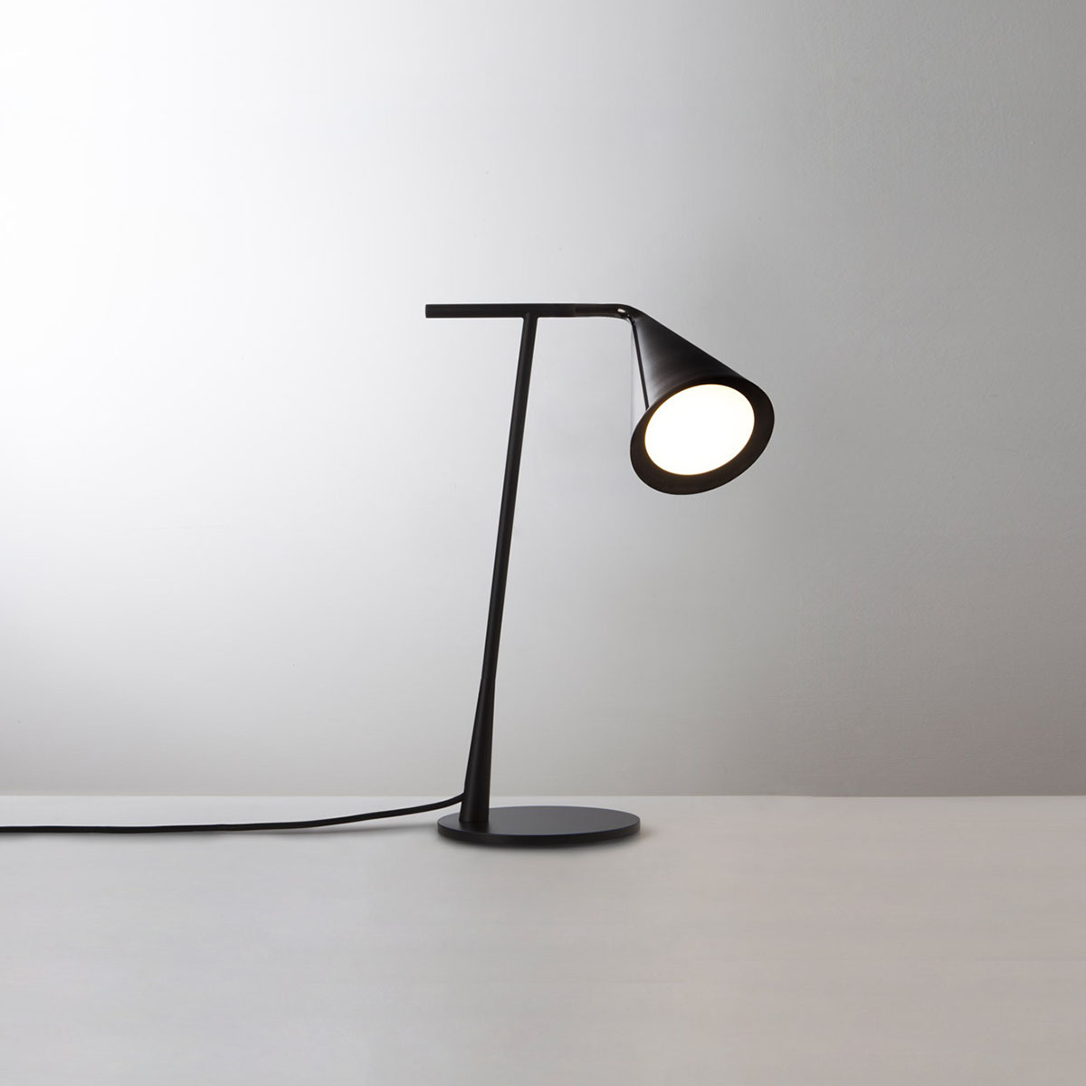 TOOY Gordon 561.31 Tischlampe H: 45 cm, Schwarz Matt & Schwarz Chrom