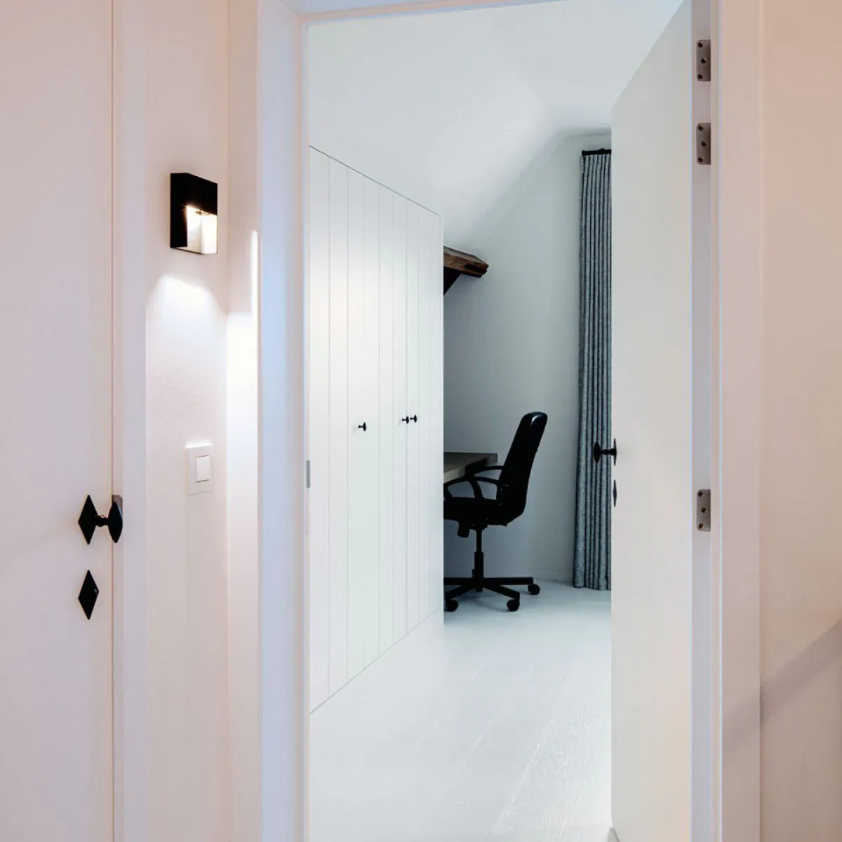 SKOV M 930 Wandleuchte, IP54, Anthrazit, Warmweiß 3000K, B: 23,1 cm