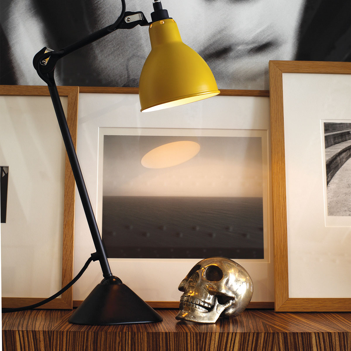 Lampe Gras N° 205 Tischleuchte, H: 39 cm Schwarz, Schirm Polycarbonat Rund in Schwarz Weiß – exklusive Designerleuchte aus dem Hause DCW Editions passt perfekt auf den Beistelltisch Lampe Gras N° 205 Tischleuchte, H: 39 cm Schwarz, Schirm Messing Rund in Schwarz Messing – exklusive Designerleuchte aus dem Hause DCW Editions geeignet fürs Wohnzimmer