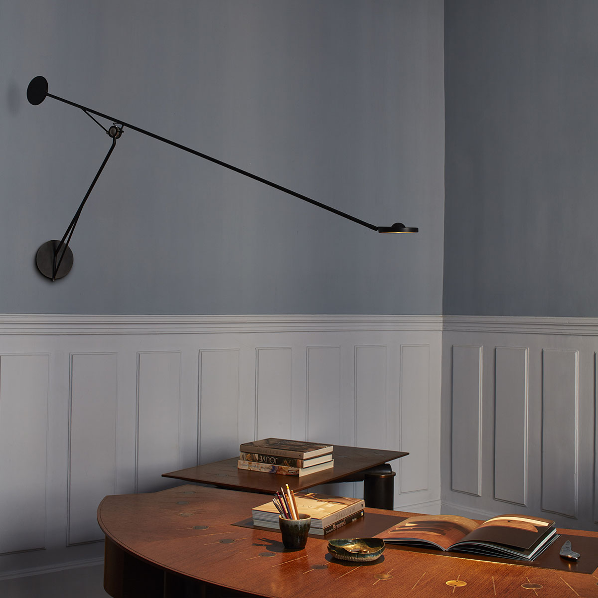 Aaro Wandeluchte in Schwarz – moderne Designerlampe des Herstellers DCW Editions für den Flur