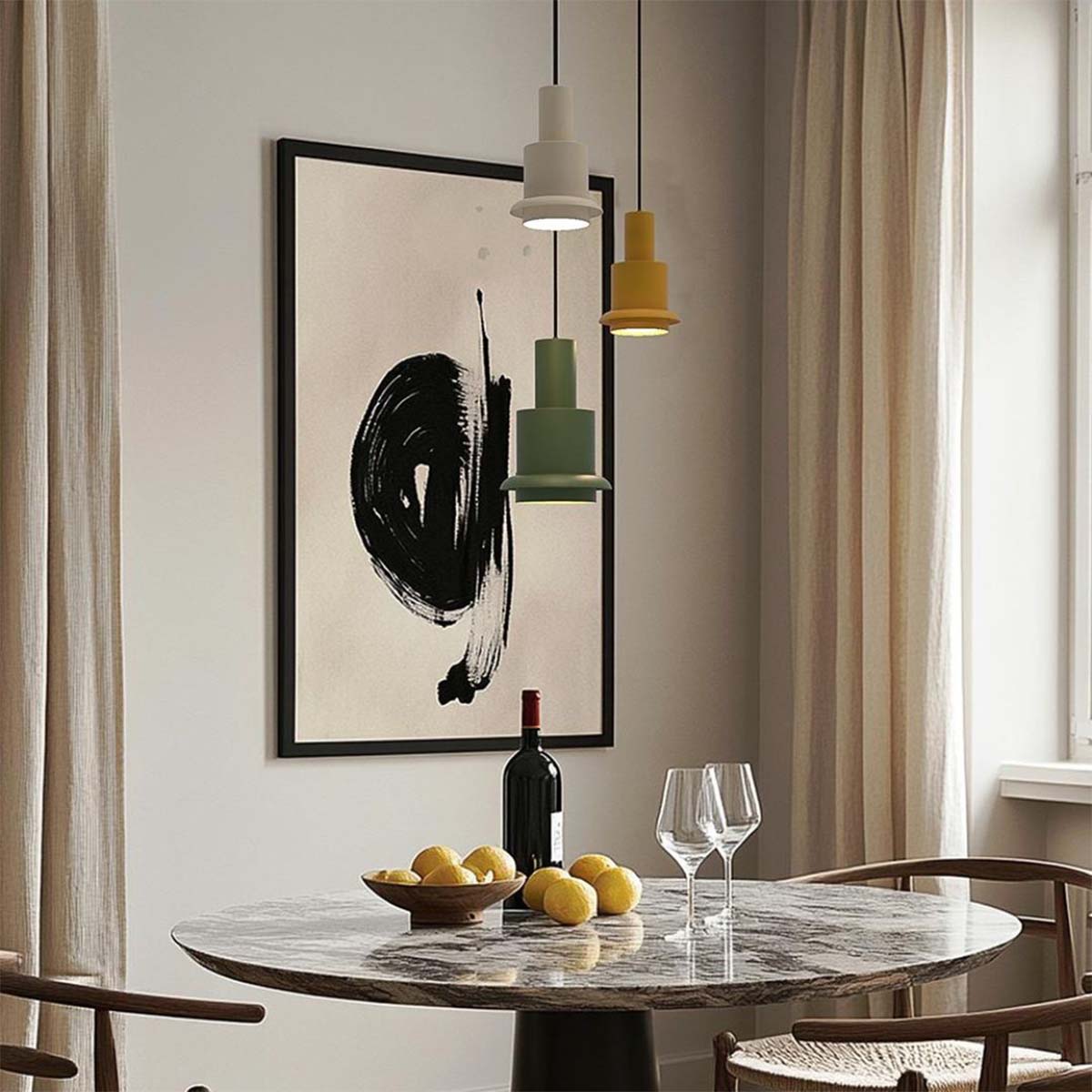 DCW Editions Chaumont 150 Pendelleuchten über Esstisch – stilvolles Interieur mit drei farbigen Chaumont 150 Pendelleuchten über einem runden Marmortisch, modernes und warmes Ambiente