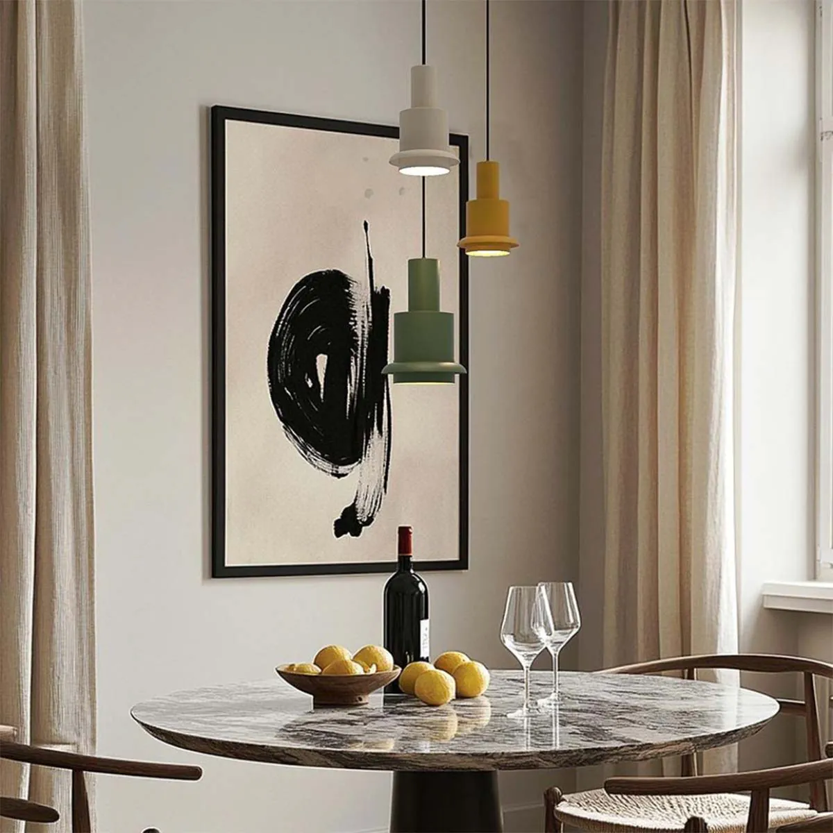 DCW Editions Chaumont 150 Pendelleuchten über Esstisch – stilvolles Interieur mit drei farbigen Chaumont 150 Pendelleuchten über einem runden Marmortisch, modernes und warmes Ambiente