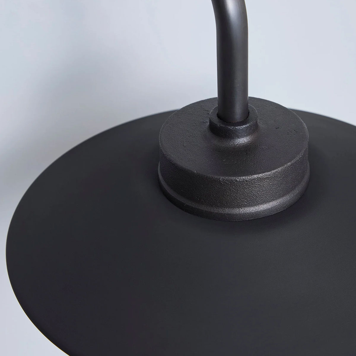 Original-BTC_Bracket_Light_Wall_patiniertes_bronze_detail Original BTC Bracket Light 7680 Wandleuchte, H: 25,5 cm, Ø: 31 cm Patinierte Bronze Mattglas Eckgabel