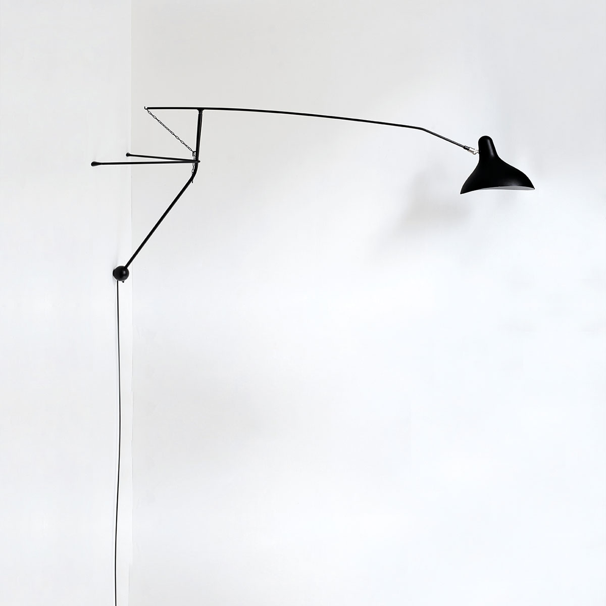 Mantis BS2 Mini Wandleuchte T: 71,5 cm in Schwarz – hochwertige Designerleuchte des Herstellers DCW Editions geeignet für den Eingangsbereich