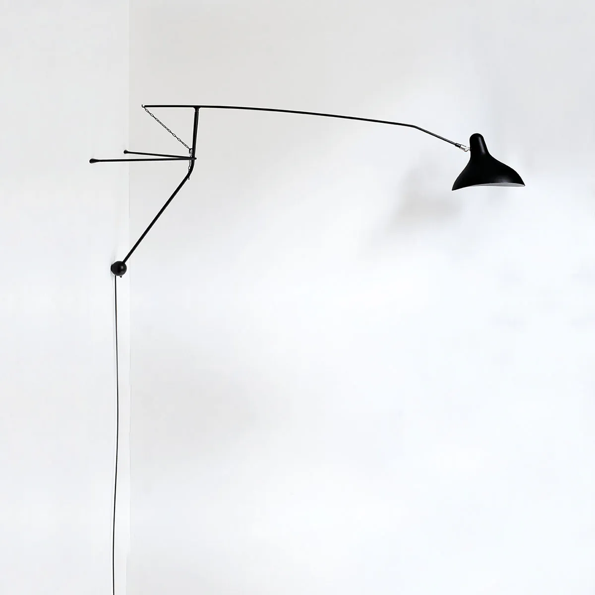 Mantis BS2 Mini Wandleuchte T: 71,5 cm in Schwarz – hochwertige Designerleuchte des Herstellers DCW Editions geeignet für den Eingangsbereich