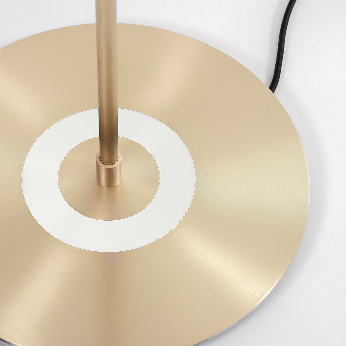 goldfarbene Oberfläche und Aluminium und Polycarbonat Leuchte von Bert Frank – Revolve Stem Standlampe, H: 130 cm, Weiß, Messing gebürstet, moderne Eleganz, atmosphärisches Licht goldfarbene Oberfläche und Aluminium und Polycarbonat Leuchte von Bert Frank – Revolve Stem Standlampe, H: 130 cm, Weiß, Messing poliert, Art Déco inspiriert, gleichmäßige Beleuchtung