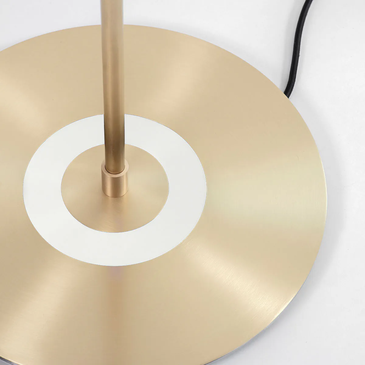 goldfarbene Oberfläche und Aluminium und Polycarbonat Leuchte von Bert Frank – Revolve Stem Standlampe, H: 130 cm, Weiß, Messing poliert, Art Déco inspiriert, gleichmäßige Beleuchtung