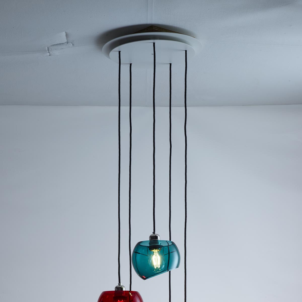 Licht im Raum Glass Moons 5 Fünf halbkugelförmige Pendelleuchten mit Baldachin Licht im Raum Glass Moons 5 Fünf halbkugelförmige Pendelleuchten mit Baldachin