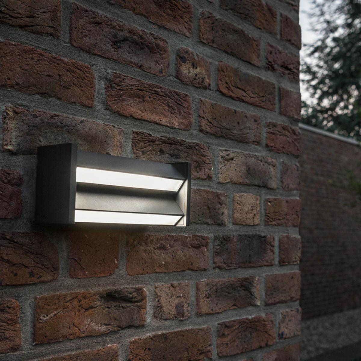 Rechteckige Wandleuchte für außen an der Wand befestigt Rechteckige Wandleuchte für außen an der Wand befestigt