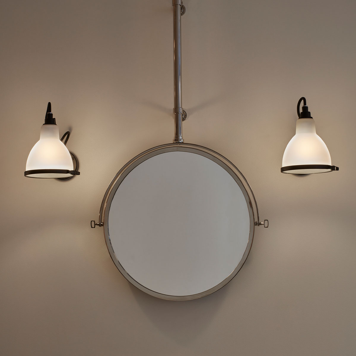 Lampe Gras N° 304 Bathroom CL II Wandleuchte, T: 15 cm Schwarz, Schirm Kupfer roh, Weiß in Schwarz Kupfer – zeitlose Designerlampe des Herstellers DCW Editions passt perfekt in den Treppenaufgang auch für Badezimmer geeignet