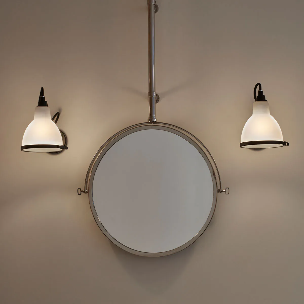 Lampe Gras N° 304 Bathroom CL II Wandleuchte, T: 15 cm Schwarz, Schirm Kupfer roh, Weiß in Schwarz Kupfer – zeitlose Designerlampe des Herstellers DCW Editions passt perfekt in den Treppenaufgang auch für Badezimmer geeignet