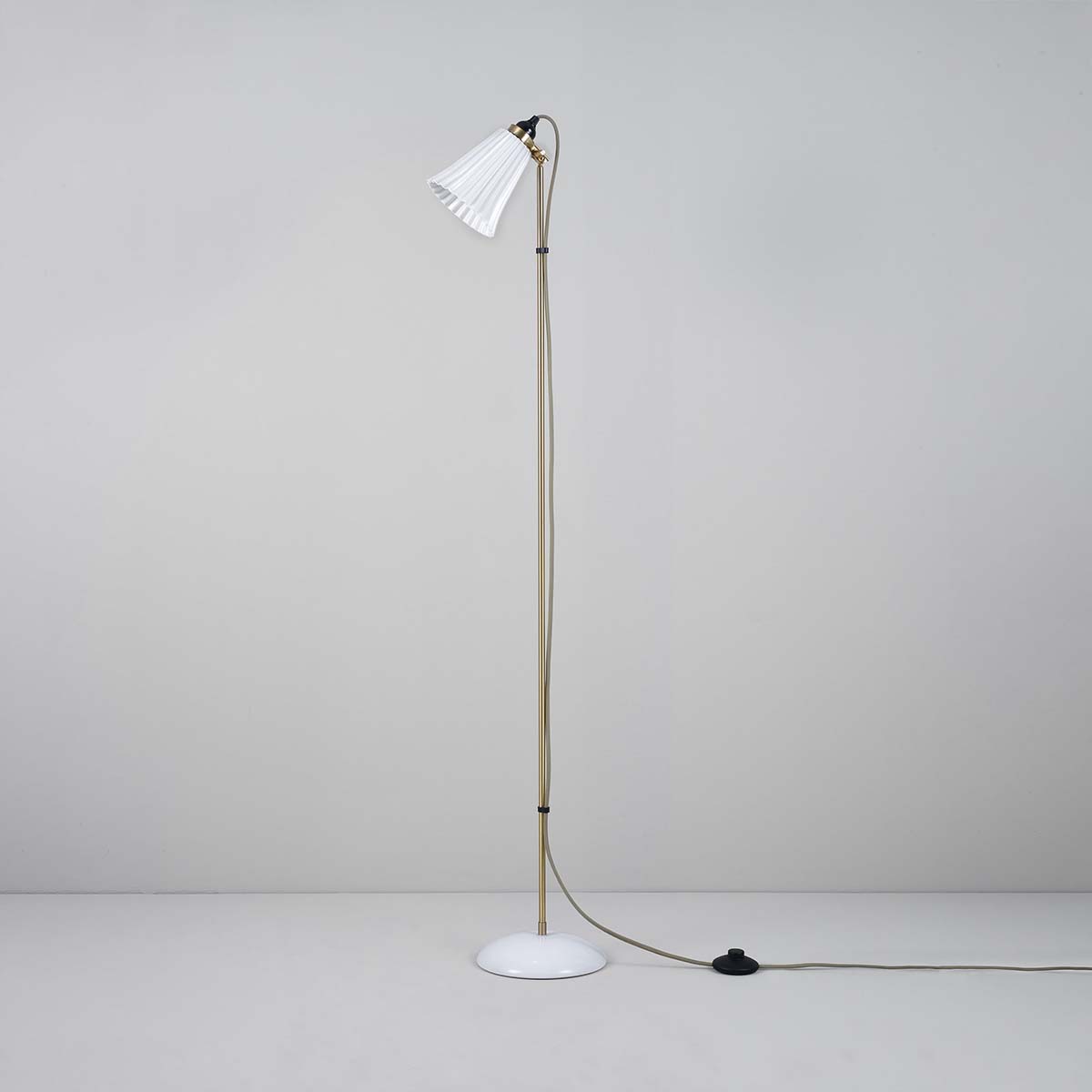 Hector Pleat Medium Stehleuchte, H: 127 - 137 cm, Satiniertes Messing