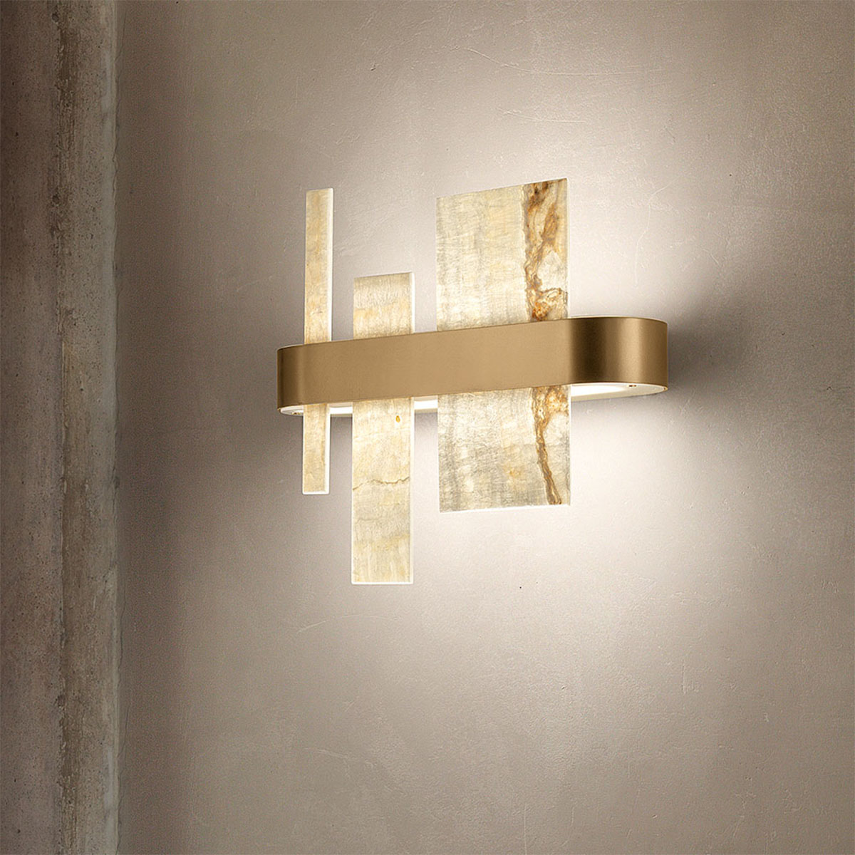 Honicé A37 Wandleuchte Onyx Stein, Gold matt lackiert, L: 37 cm Honicé A37 Wandleuchte, L: 37 cm, Onyx Stein, Gold matt - Ausstellungsstück