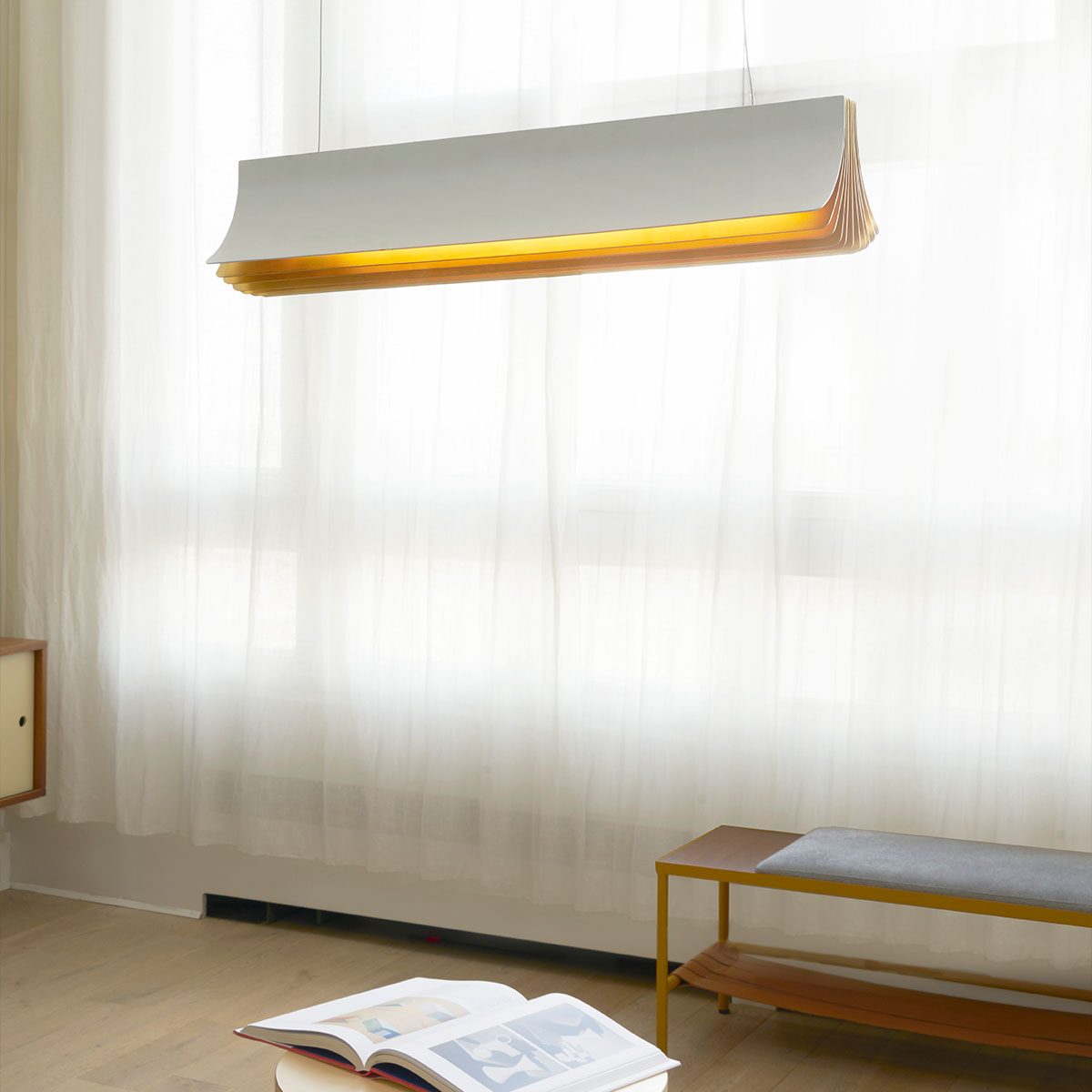 Respiro 900 Pendelleuchte Gold L: 90 cm – elegante Designerleuchte des Herstellers DCW Editions geeignet für die Küche Respiro 1200 Pendelleuchte Weiß & Gold L: 120 cm in Weiß Gold – zeitloses Design von DCW Editions ideal über einer Kochinsel