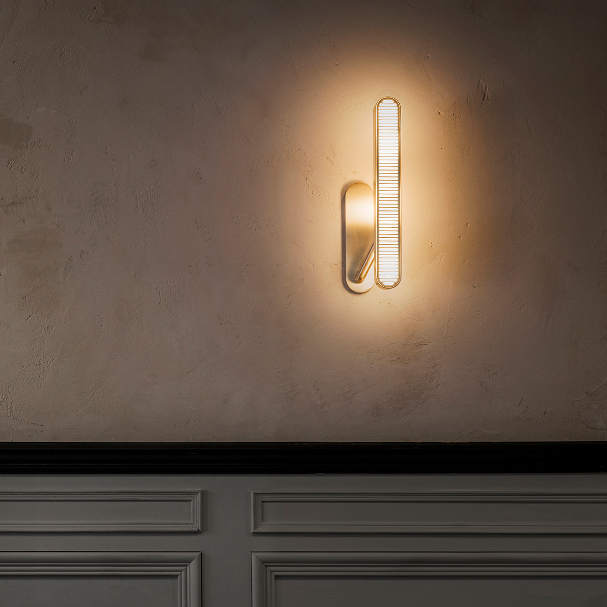 Bert Frank Colt Wandlleuchte, H: 40 cm, Right-hand aus Messing – exklusives britisches Design, blendfreies Licht