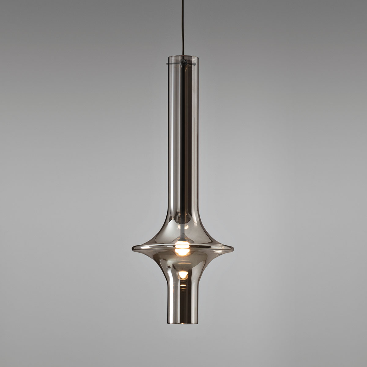 Penta Light Wonder 1504-23 Pendelleuchte Hängelampe – edles Glas in Schwarz, puristisches Design, harmonische Beleuchtung, geeignet fürs Schlafzimmer, ideal über Esstisch, Küche oder Wohnzimmer Penta Light Wonder 1504-23 Pendelleuchte Hängeleuchte – mundgeblasenes Glas in Schwarz,, eleganter Lichtschein, setzt ein Highlight im Esszimmer, ideal über Esstisch, Küche oder Wohnzimmer