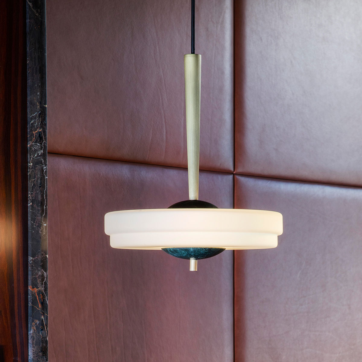 Luxusleuchten aus Großbritannien: Bert Frank Trave Pendelleuchte, Ø: 30 cm, Grün, poliertes Messing und Glas und Marmor, handgefertigt in Birmingham, blendfreies Licht Bert Frank Trave Hängeleuchte, Ø: 30 cm, Weiß aus Messing und Glas und Marmor – Designerleuchte aus England, gleichmäßige Beleuchtung