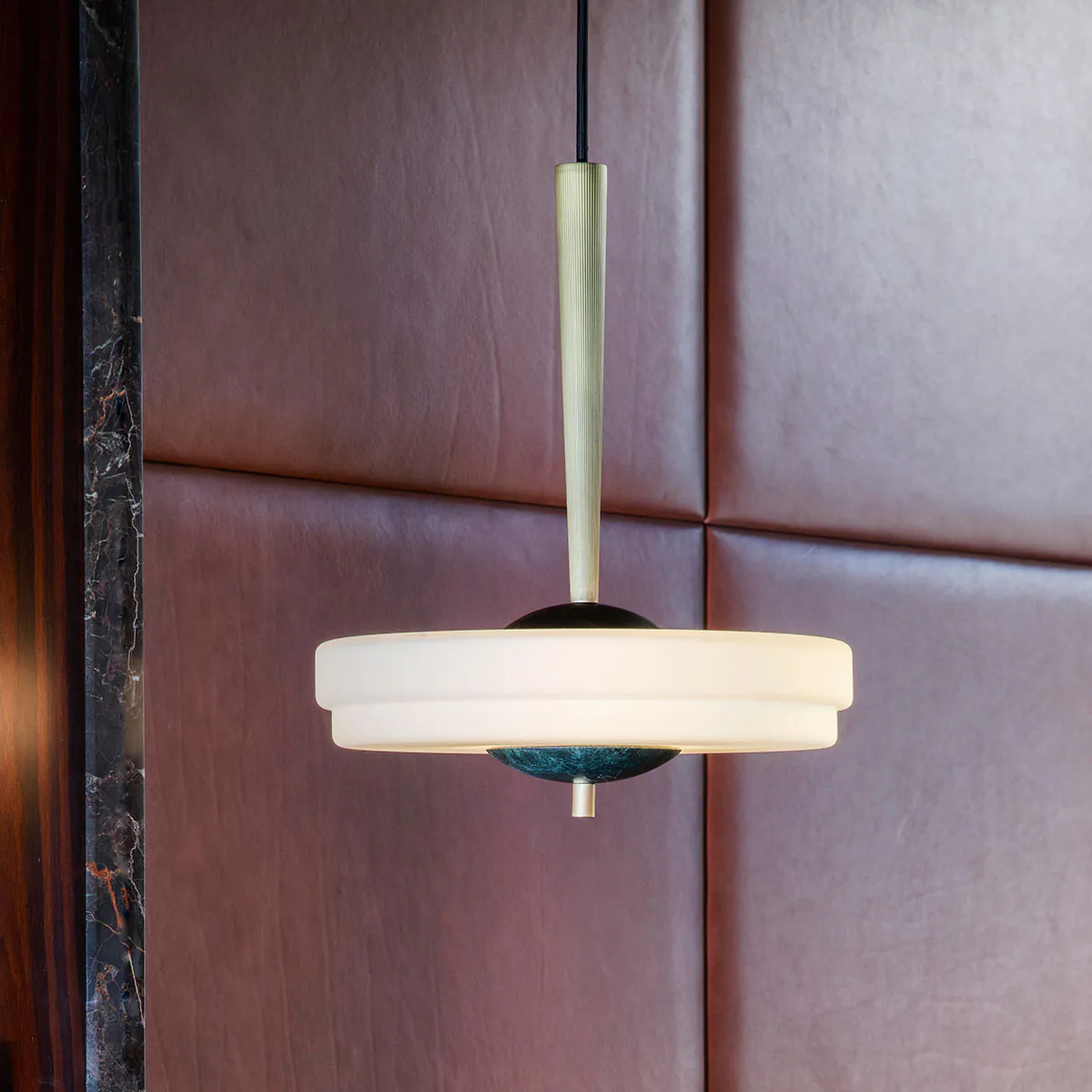 Bert Frank Trave Hängeleuchte, Ø: 30 cm, Weiß aus Messing und Glas und Marmor – Designerleuchte aus England, gleichmäßige Beleuchtung