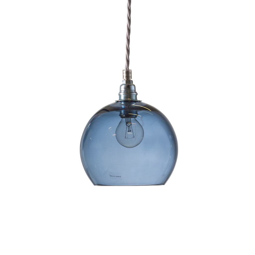 Ebb & Flow Rowan Pendelleuchte S Ø 15,5 cm Rowan Pendelleuchte S Ø 15,5 cm, Deep Blue, Silber Deep Blue Pendelleuchten – Designleuchte, nachhaltige Beleuchtung für Esszimmer