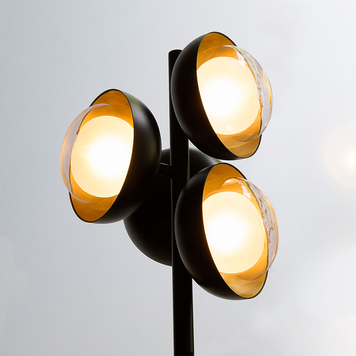 TOOY_Muse_554.35_C74_C41 TOOY Muse 554.35 Tischleuchte 4-flammig H: 55 cm Schwarz & Messing Dimmbar