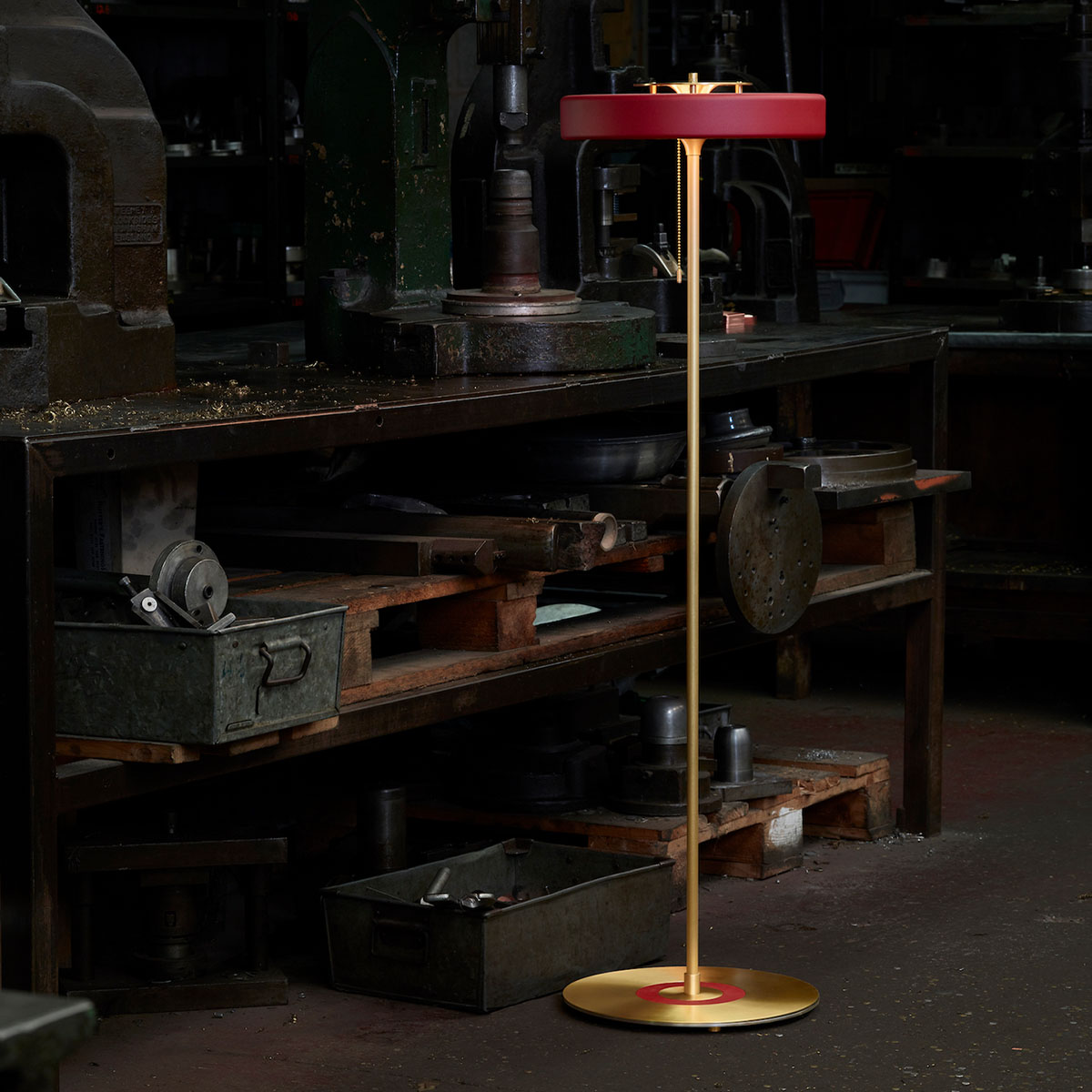 blendfreies Licht: Bert Frank Revolve Stem Stehleuchte, H: 130 cm, Schwarz, Messing gebürstet – gefertigt aus goldfarbene Oberfläche und gebürstetes Aluminium und Polycarbonat, luxuriöse Verarbeitung, ikonische Revolve-Serie im Art Déco Stil Bert Frank Revolve Stem Stehleuchte, H: 130 cm, Rot, Messing poliert aus Messing und metallische Oberfläche und Polycarbonat – britische Luxusleuchte, gleichmäßige Beleuchtung, ikonische Revolve-Serie im Art Déco Stil