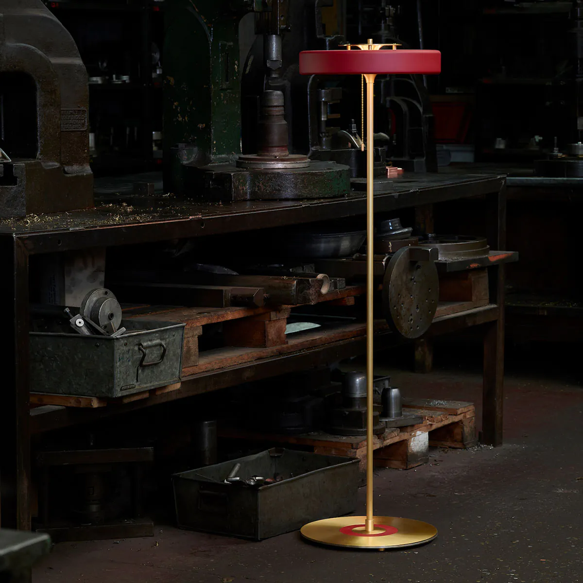 Bert Frank Revolve Stem Stehleuchte, H: 130 cm, Rot, Messing poliert aus Messing und metallische Oberfläche und Polycarbonat – britische Luxusleuchte, gleichmäßige Beleuchtung, ikonische Revolve-Serie im Art Déco Stil