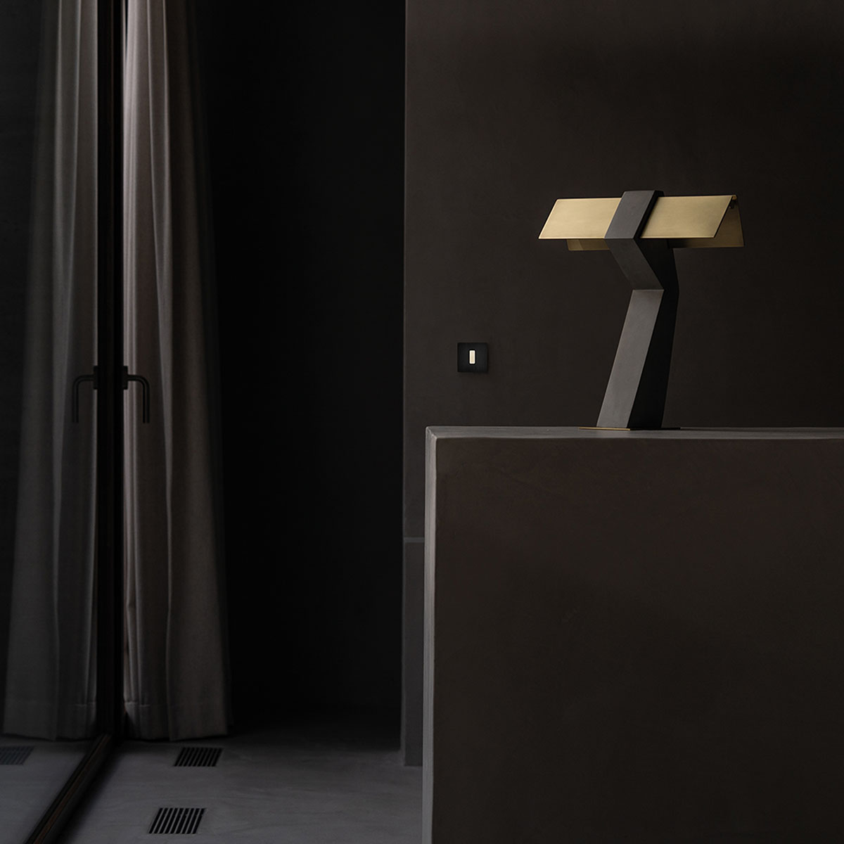 Collection Cauvet Tischleuchte TAU in Messing Grau – exklusive Designerlampe des Herstellers DCW Editions passt perfekt auf den Beistelltisch