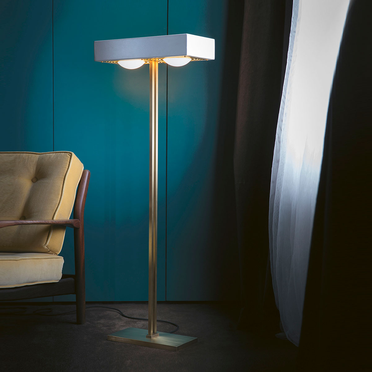 Perfekt für Wohnzimmer oder Leseecke: Bert Frank Kernel Standlampe, H: 125 cm, 2-flammig, Schwarz aus goldfarbene Oberfläche und metallische Oberfläche und Glas – sanftes Licht goldfarbene Oberfläche und gebürstetes Aluminium und Glas Leuchte von Bert Frank – Kernel Standlampe, H: 125 cm, 2-flammig, Rot, geometrische Formen, atmosphärisches Licht