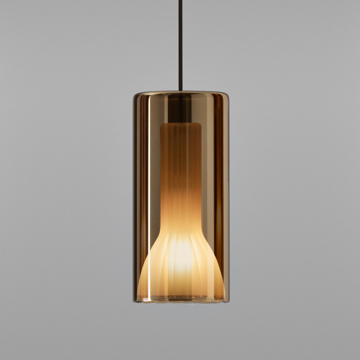 Penta Light Lit 1912-23 Large Pendelleuchte Pendelleuchte – Glaskugel in Gold Glas, mundgeblasen, elegantes Designstück, weiche Lichtstimmung, macht sich hervorragend im Flur, ideal über Esstisch, Küche oder Wohnzimmer Penta Light Lit 1912-23 Large Pendelleuchte Pendelleuchte – edles Glas in Gold Glas, elegantes Designstück, atmosphärisches Leuchten, perfekt für die Leseecke, ideal über Esstisch, Küche oder Wohnzimmer