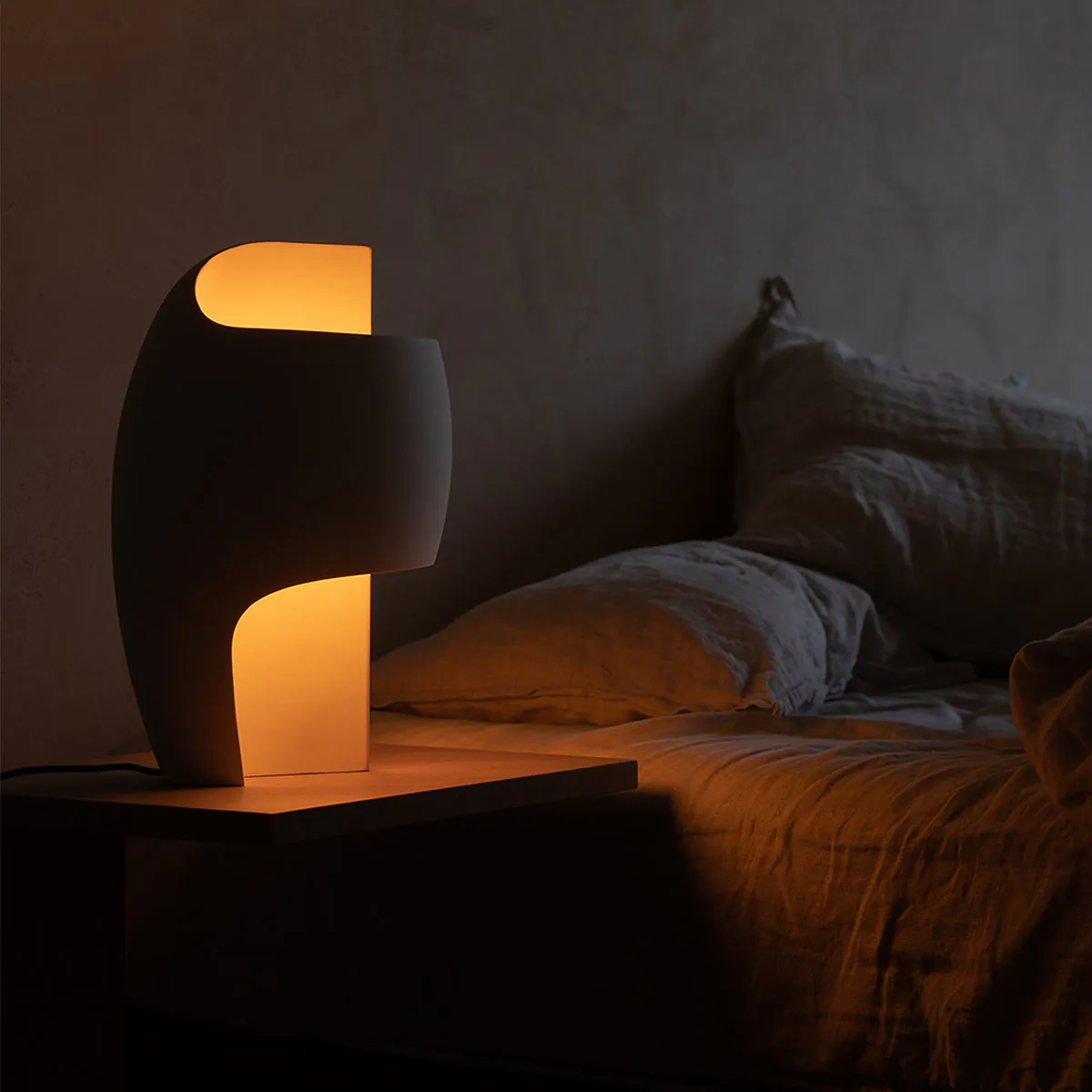 Lampe B Tischleuchte in Weiß – hochwertige Designerleuchte des Herstellers DCW Editions geeignet fürs Wohnzimmer