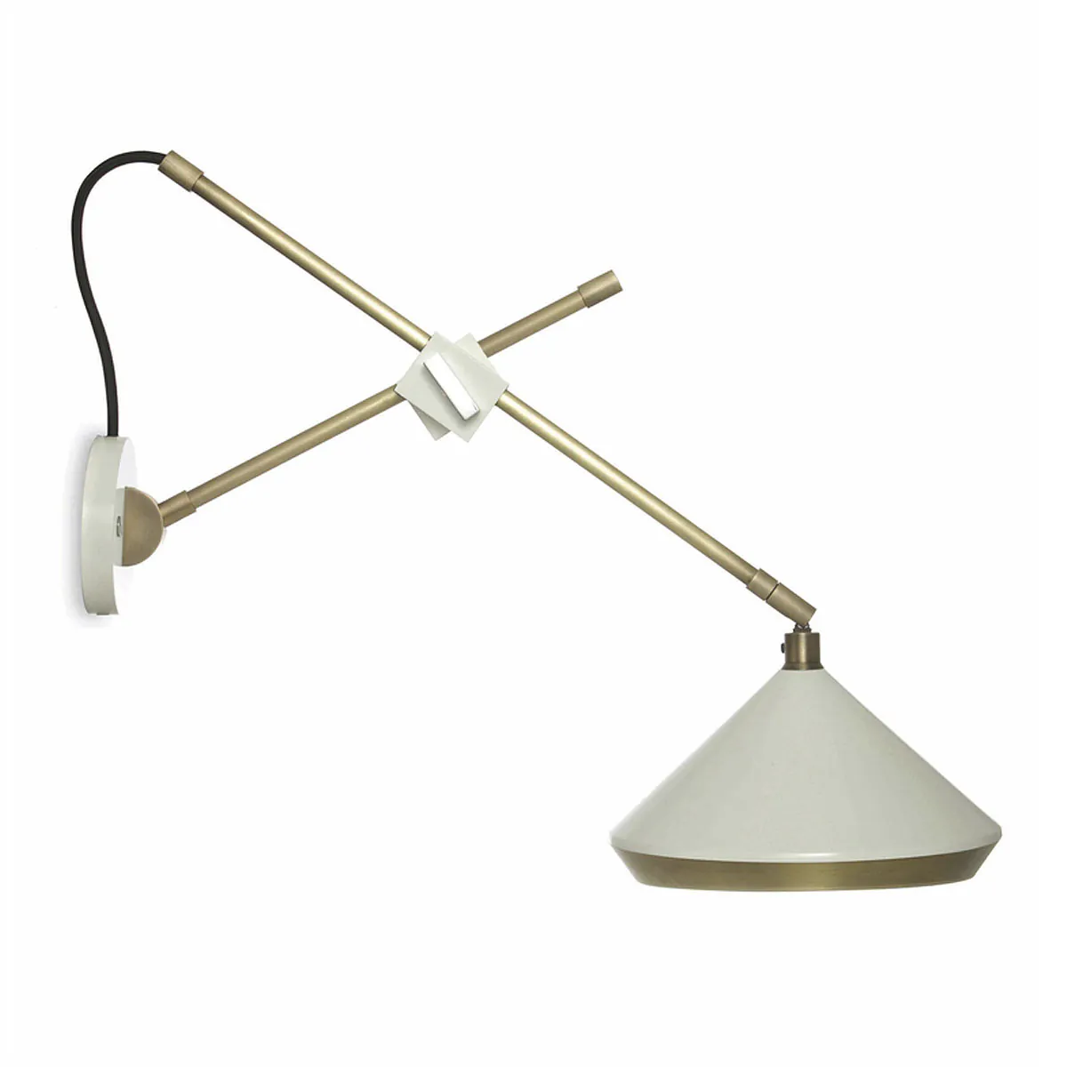 Luxusleuchten aus Großbritannien: Bert Frank Shear Wandlampe, T: 46 cm, Weiß, gebürstetes Messing und metallische Oberfläche, britische Luxusleuchte, atmosphärisches Licht, Shear-Serie mit geometrischem Luxusdesign