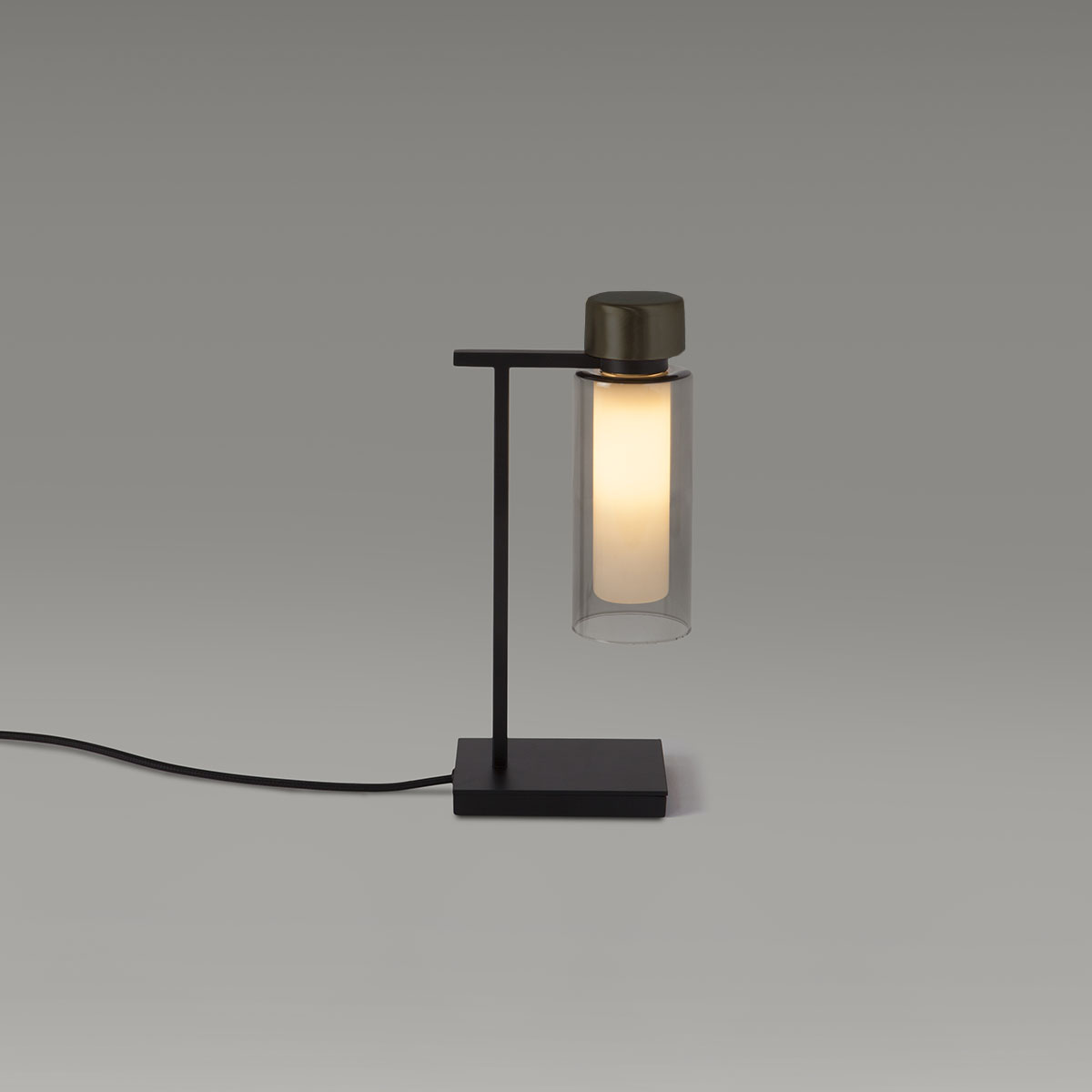 TOOY Osman 560.31 Tischleuchte H: 32 cm, Schwarz Matt / Schwarz Chrom & Rauchglas – diffuses, blendfreies Licht
