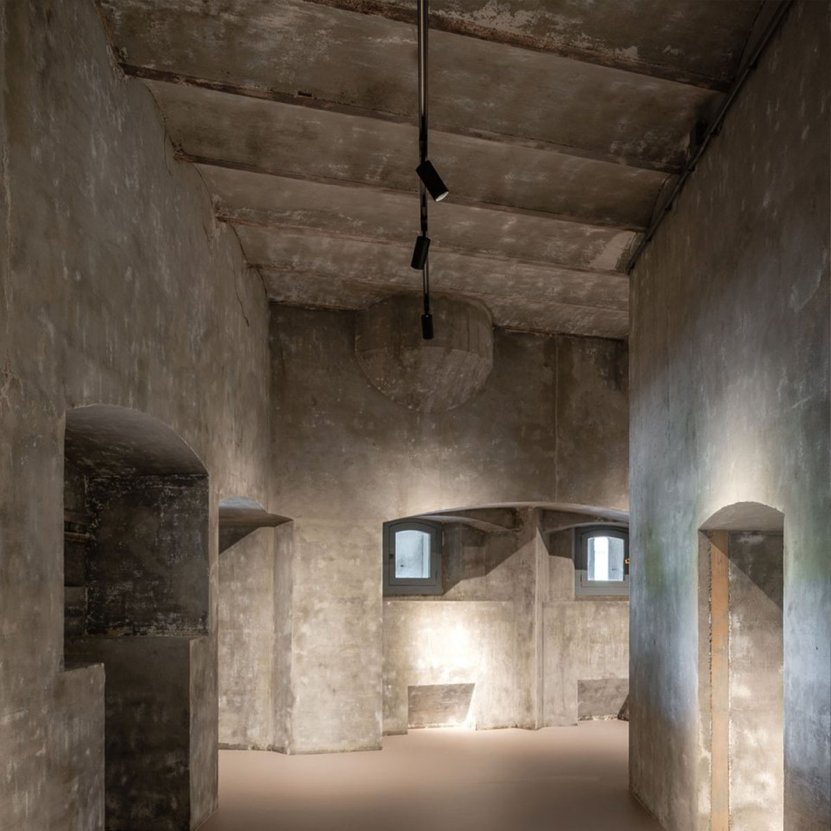 SPY 66 92718 ADM Schienenstrahler, Ø: 6,6 cm, Schwarz, Extra-Warmweiß 2700K, 18° SPY 66 93045 ADM DIM5 Schienenstrahler, DALI dimmbar, Ø: 6,6 cm, Weiß, Warmweiß 3000K, 45°