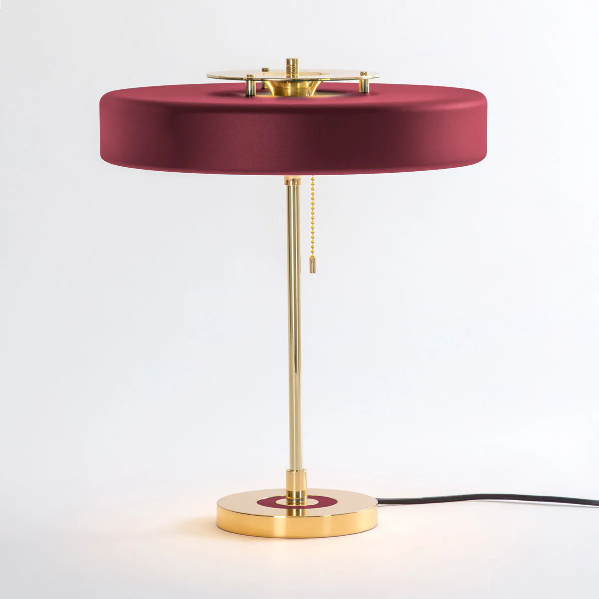 poliertes Messing und gebürstetes Aluminium und Polycarbonat Leuchte von Bert Frank – Revolve Tischleuchte, H: 42 cm, Rot, Messing poliert, moderne Eleganz, blendfreies Licht