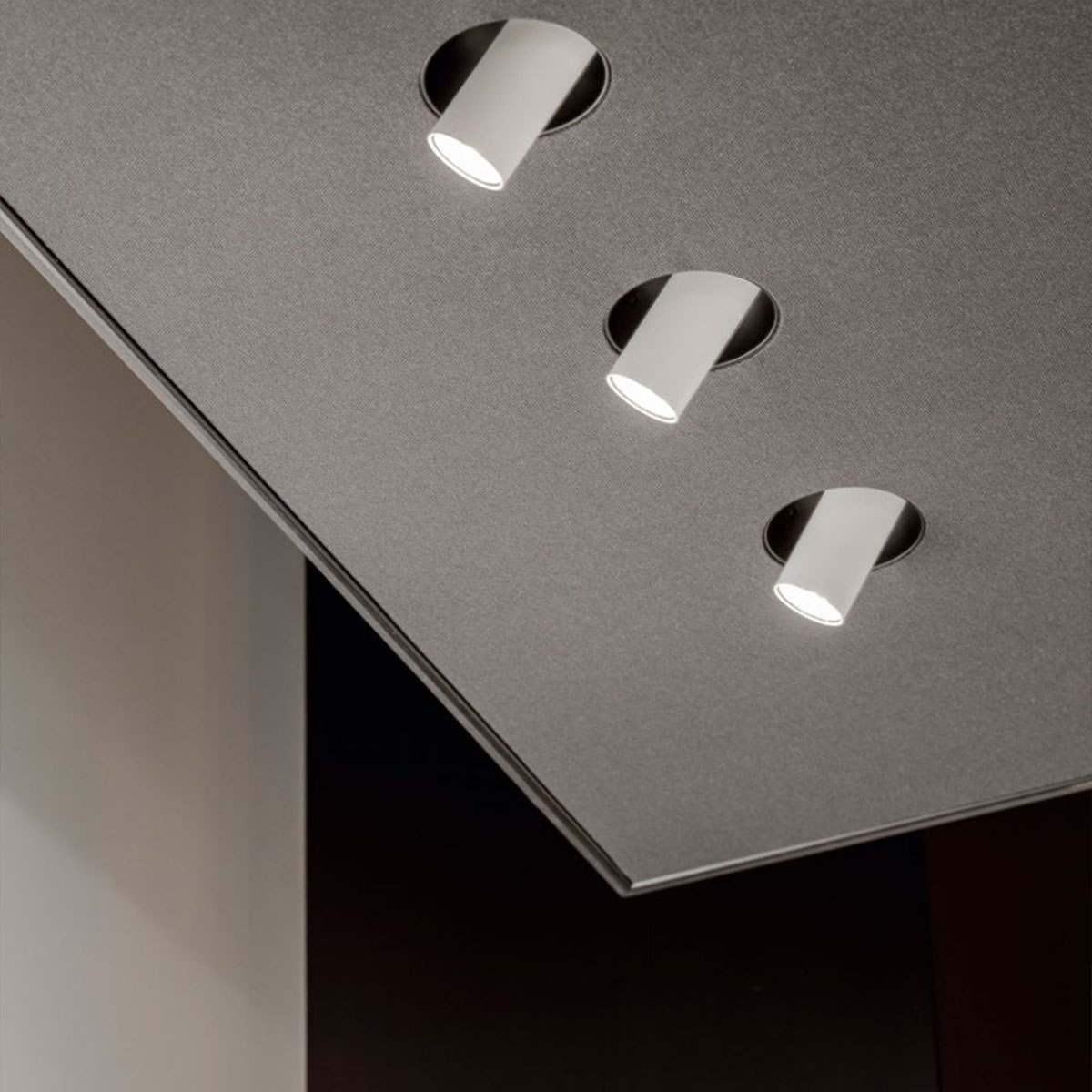 DeltaLight SPY 39 TRIMLESS 93040 Einbaustrahler, Ø: 8,2 cm, Klavier Schwarz, Warmweiß 3000K, 40° Schwarz 3000K Modern & neutral – Designlampe, geeignet für Badezimmer, Abstrahlwinkel 40°