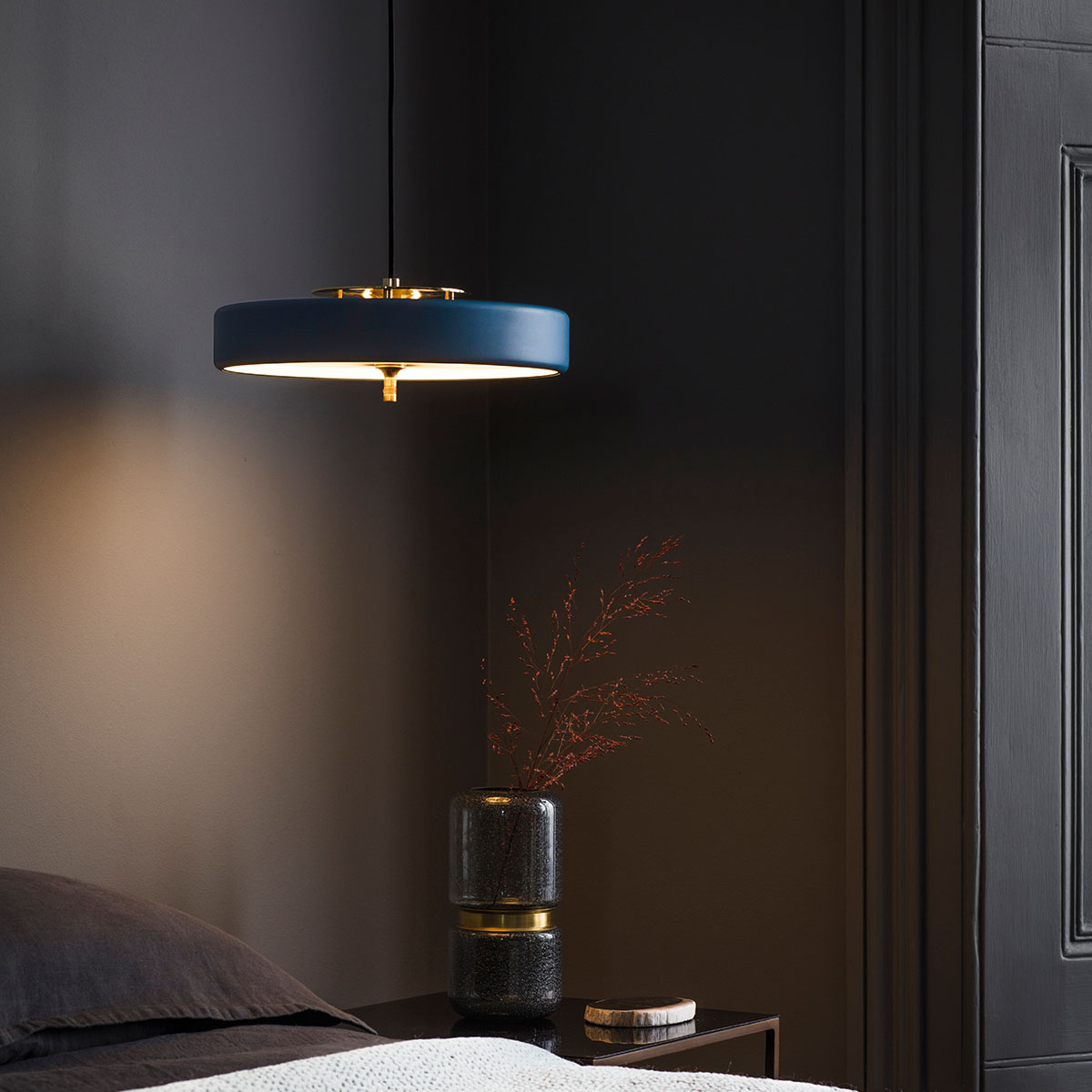 gebürstetes Messing und Aluminium und Polycarbonat Leuchte von Bert Frank – Revolve Hängeleuchte, Ø: 35 cm, Schwarz, Messing gebürstet, moderne Eleganz, blendfreies Licht Luxusleuchten aus Großbritannien: Bert Frank Revolve Pendelleuchte, Ø: 35 cm, Rot, Messing poliert, goldfarbene Oberfläche und metallische Oberfläche und Polycarbonat, exklusives britisches Design, blendfreies Licht, ikonische Revolve-Serie im Art Déco St