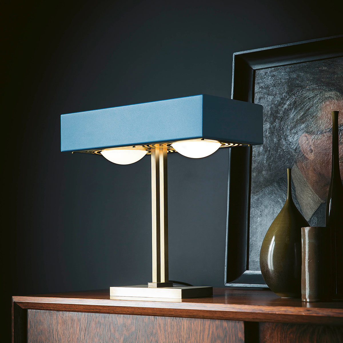 Luxusleuchten aus Großbritannien: Bert Frank Kernel Tischleuchte, H: 41,5 cm, 2-flammig, Schwarz, Messing und gebürstetes Aluminium und Glas, handgefertigt in Birmingham, atmosphärisches Licht Luxusleuchten aus Großbritannien: Bert Frank Kernel Tischlampe, H: 41,5 cm, 2-flammig, Blau, goldfarbene Oberfläche und metallische Oberfläche und Glas, Designerleuchte aus England, blendfreies Licht
