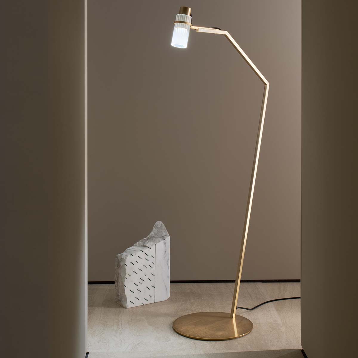 TOOY_Lei_564_61_mood TOOY Lei 564.61 Stehleuchte, H: 127 cm, Titan gebürstet, Frostglas