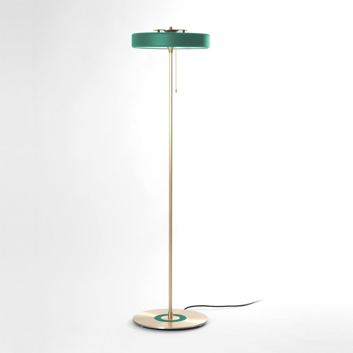 Messing und Aluminium und Polycarbonat Leuchte von Bert Frank – Revolve Stem Standlampe, H: 130 cm, Grün, Messing gebürstet, moderne Eleganz, gleichmäßige Beleuchtung poliertes Messing und gebürstetes Aluminium und Polycarbonat Leuchte von Bert Frank – Revolve Stem Stehleuchte, H: 130 cm, Grün, Messing poliert, luxuriöses Statement-Design, atmosphärisches Licht