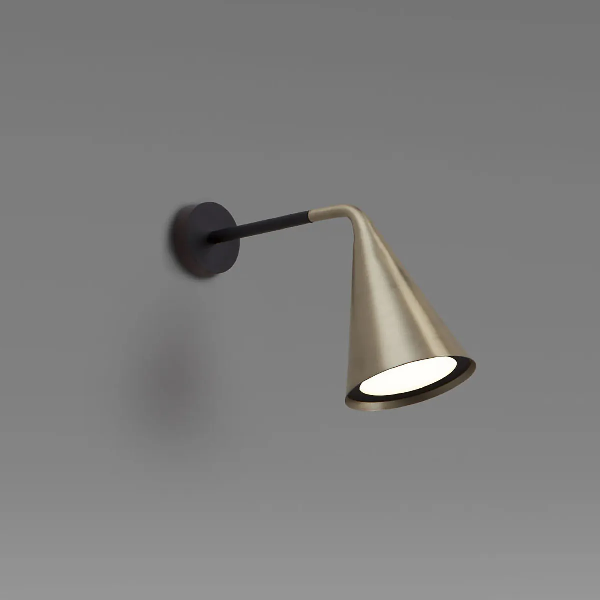 TOOY Gordon 561.43 Wandleuchte, Schwarz Matt & Messing, T: 35 cm – italienisches Design