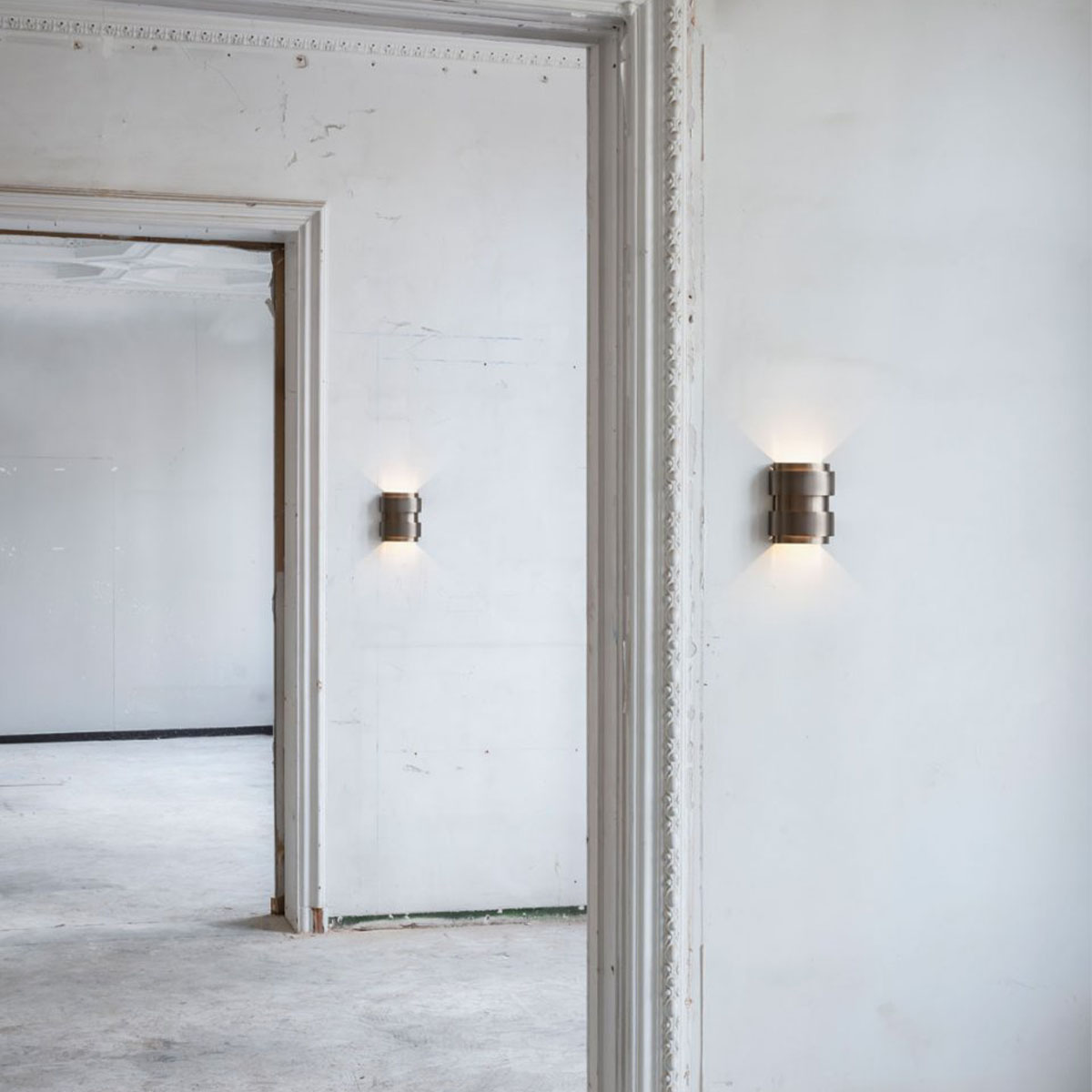 BAND-OH! 927 DIM8 Wandleuchte, B: 17,5 cm, H: 20 cm, Gebürstete Alte Bronze, Extra-Warmweiß 2700K BAND-OH! 930 DIM8 Wandleuchte, B: 17,5 cm, H: 20 cm, Klavier Schwarz, Warmweiß 3000K