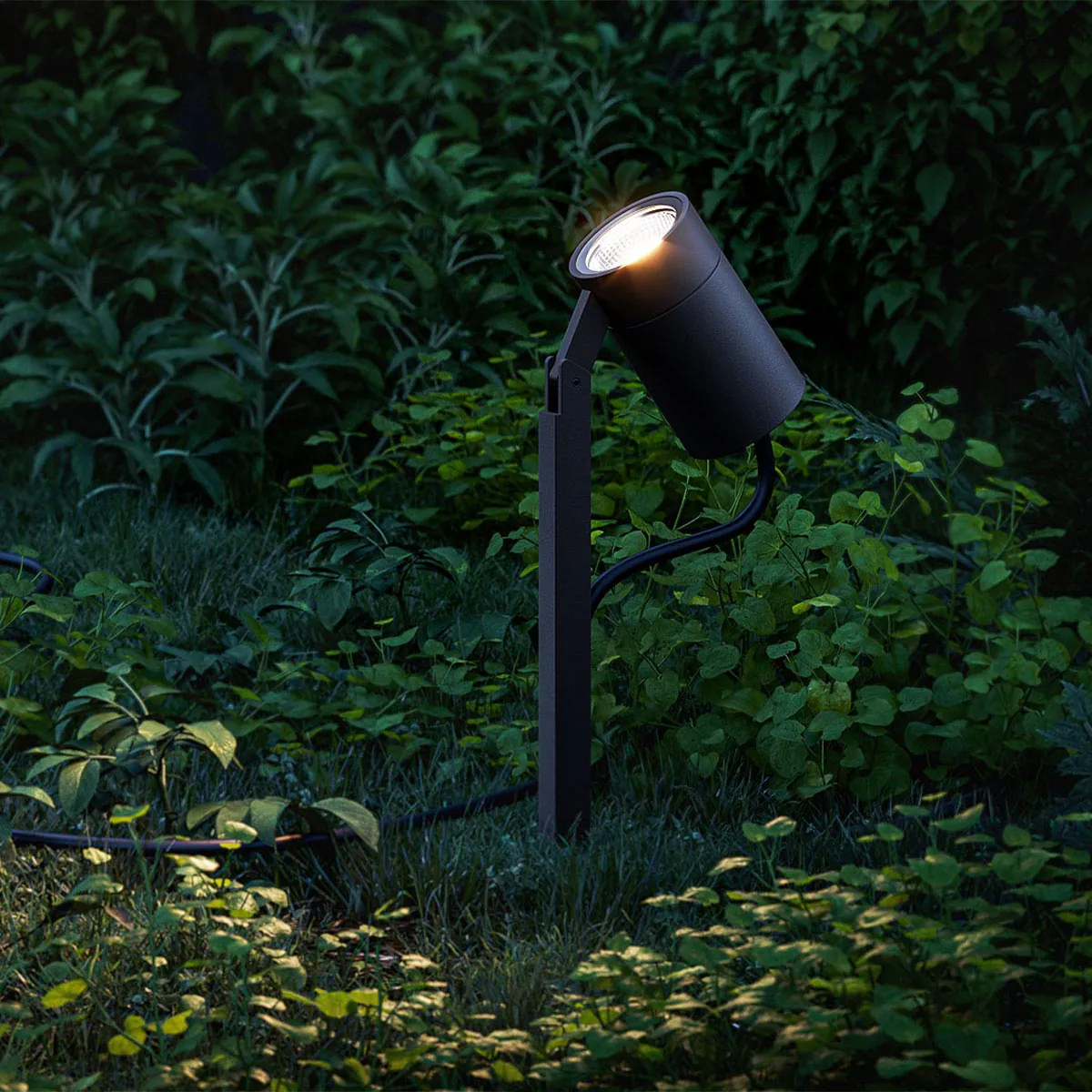 Kleine außen Erdspießleuchte mit Kabel in schwarz im Garten