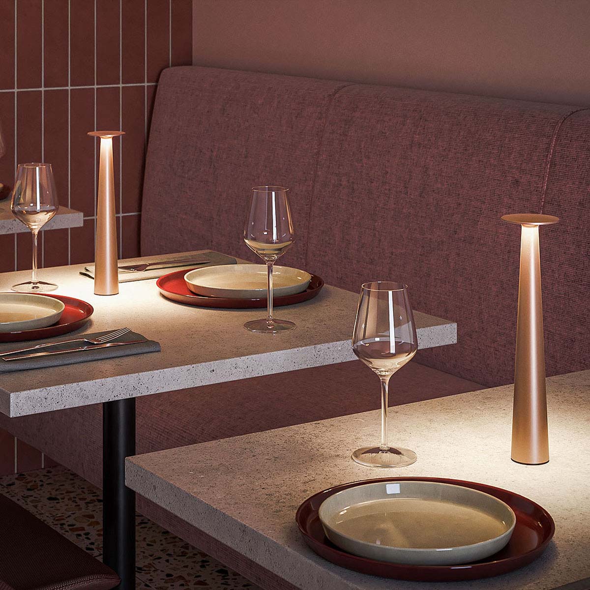 Schmale Akku Tischleuchte für außen bronze in einem Restaurant