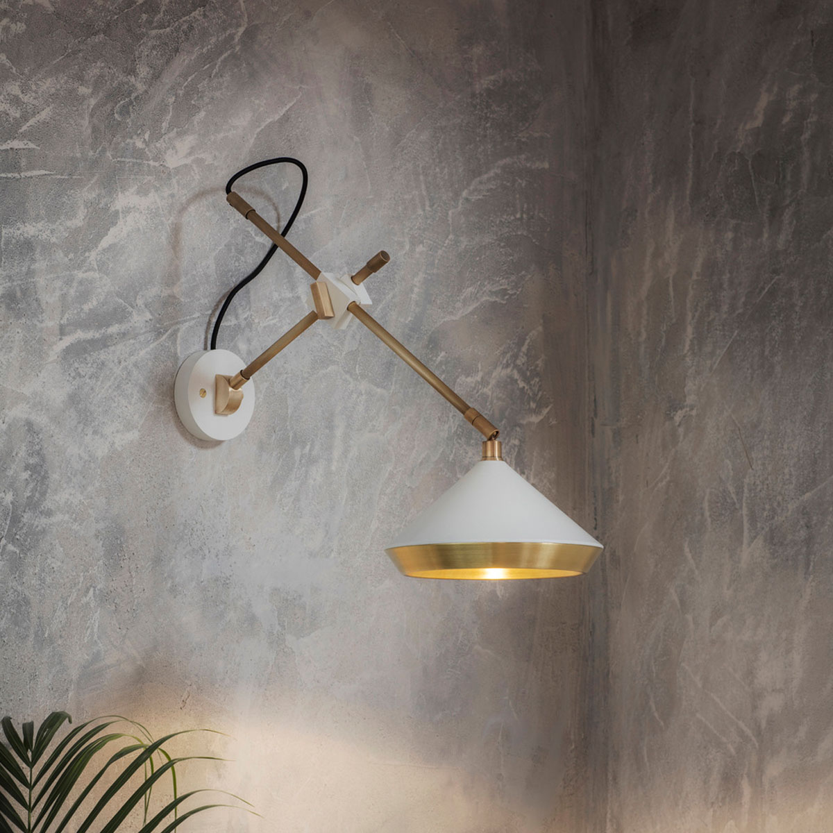 Luxusleuchten aus Großbritannien: Bert Frank Shear Wandlampe, T: 46 cm, Schwarz, poliertes Messing und gebürstetes Aluminium, handgefertigt in Birmingham, sanftes Licht, Shear-Serie mit geometrischem Luxusdesign Bert Frank Shear Wandleuchte, T: 46 cm, Weiß aus goldfarbene Oberfläche und metallische Oberfläche – exklusives britisches Design, gleichmäßige Beleuchtung, Shear-Serie mit geometrischem Luxusdesign