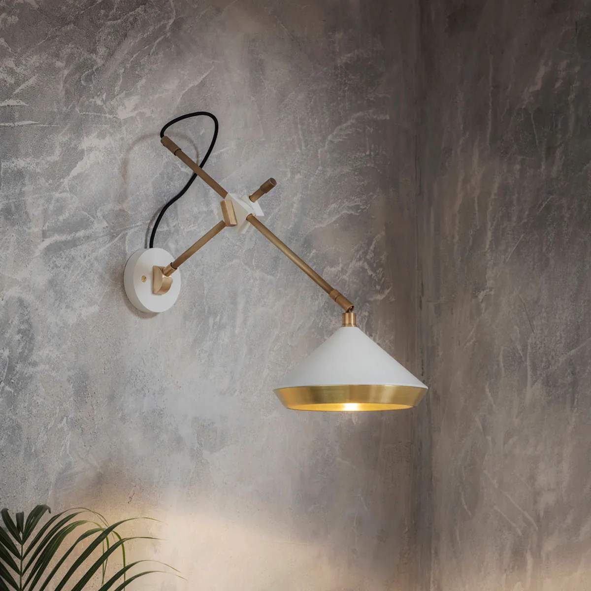 Bert Frank Shear Wandleuchte, T: 46 cm, Weiß aus goldfarbene Oberfläche und metallische Oberfläche – exklusives britisches Design, gleichmäßige Beleuchtung, Shear-Serie mit geometrischem Luxusdesign