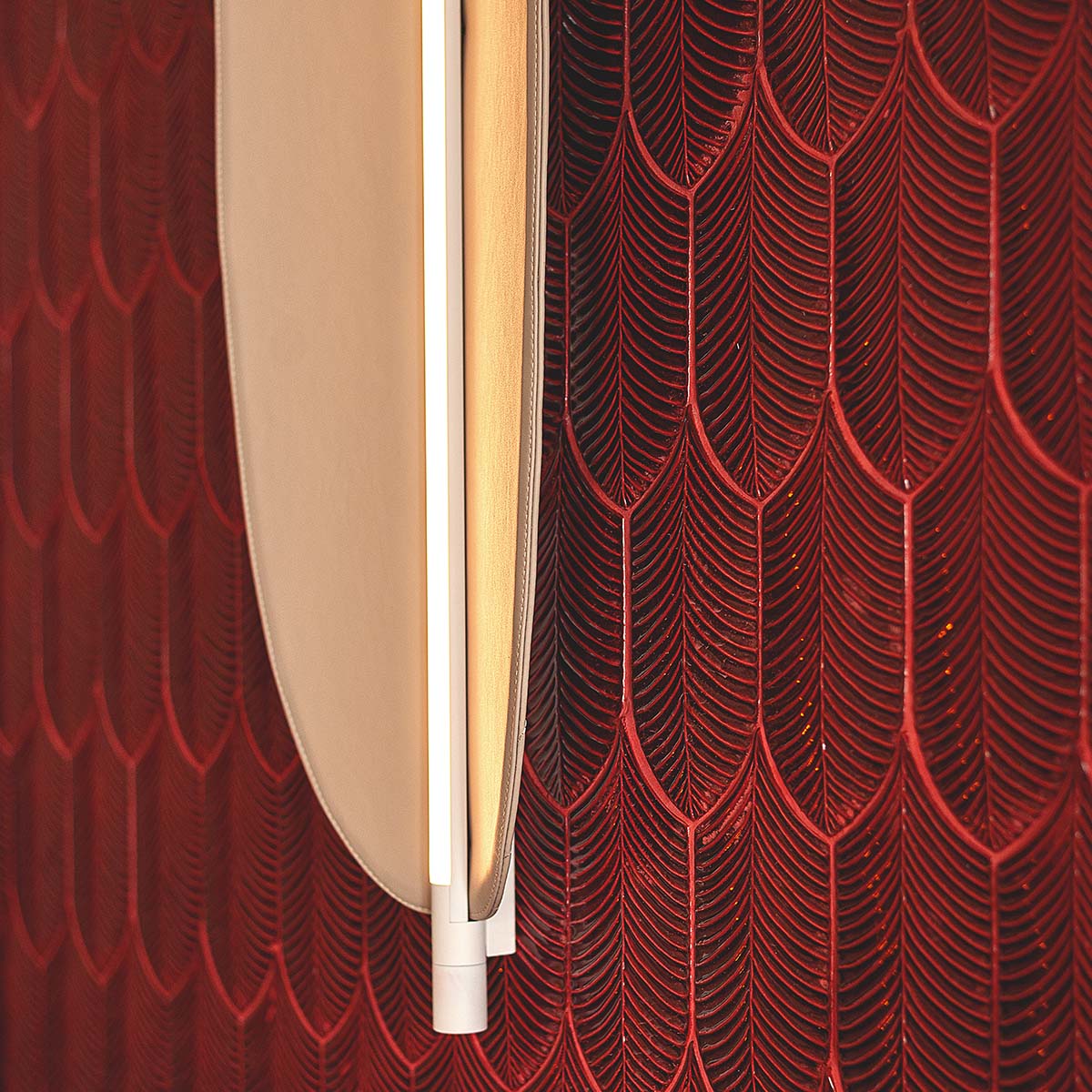 TOOY Thula 562.42 Wandleuchte, H: 67 cm, B: 25 cm, Sandschwarz / Nickel satiniert, Helle Eiche