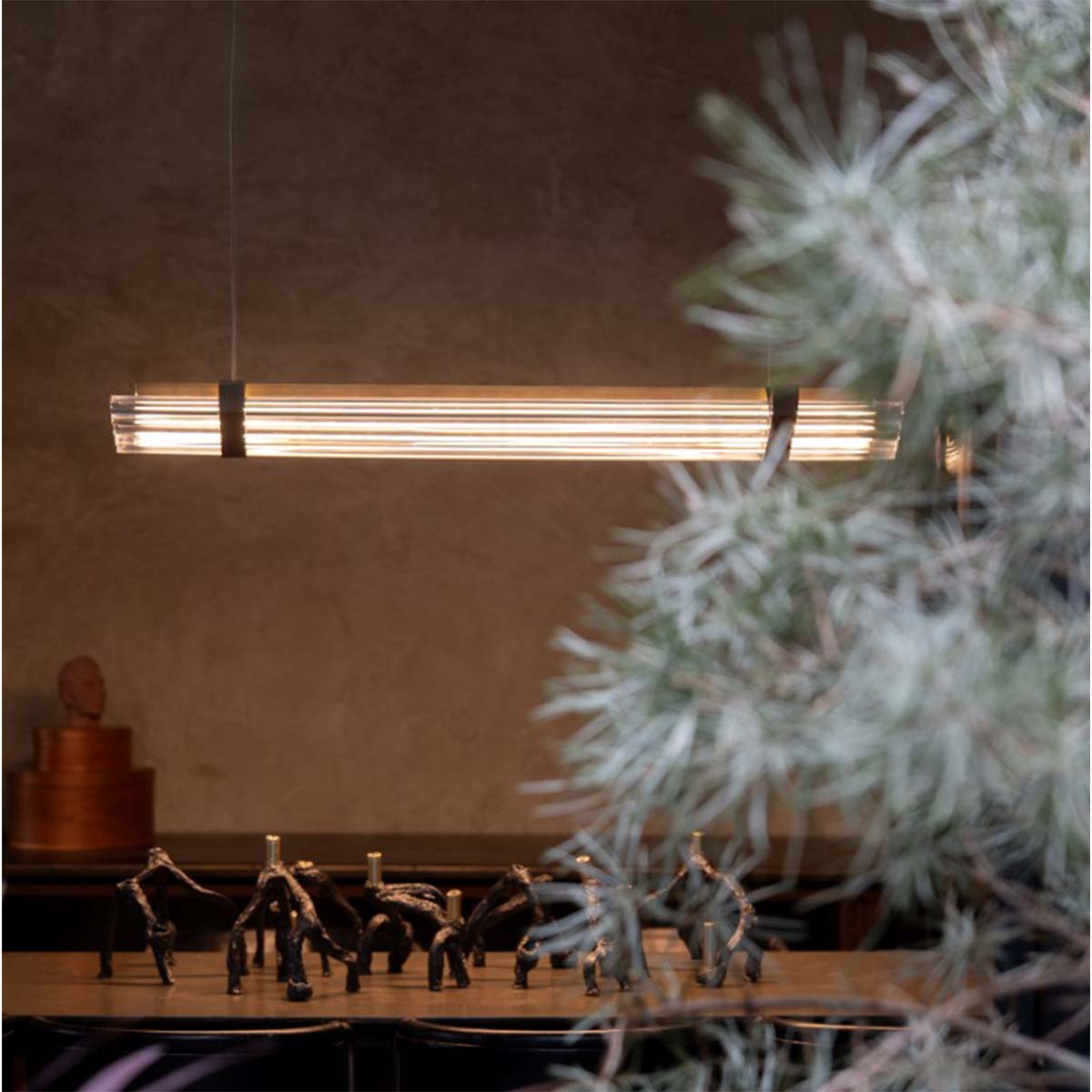 DCW Editions Seagull Pendant Pendelleuchte, Bronze & Glas, Modern – stilvolle Design-Pendelleuchte in warmem Licht über einem Esstisch im modernen Interieur.