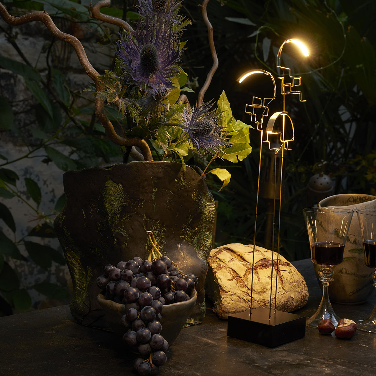 Boucle Akku Tischleuchte in Messing – exklusives Design aus dem Hause DCW Editions passt perfekt auf den Beistelltisch Boucle Akku Tischleuchte in Messing – exklusives Design aus dem Hause DCW Editions passt perfekt auf den Beistelltisch