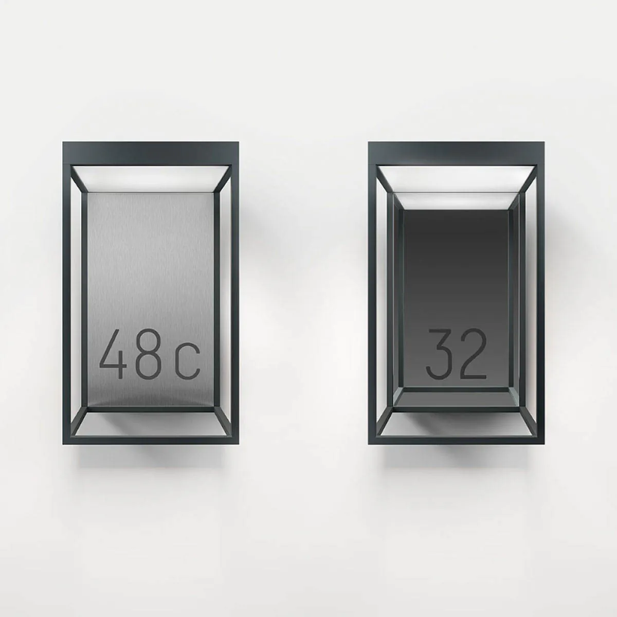 Frontalansicht der rechteckigen moderne Laterne außen Wandleuchte mit Hausnummer