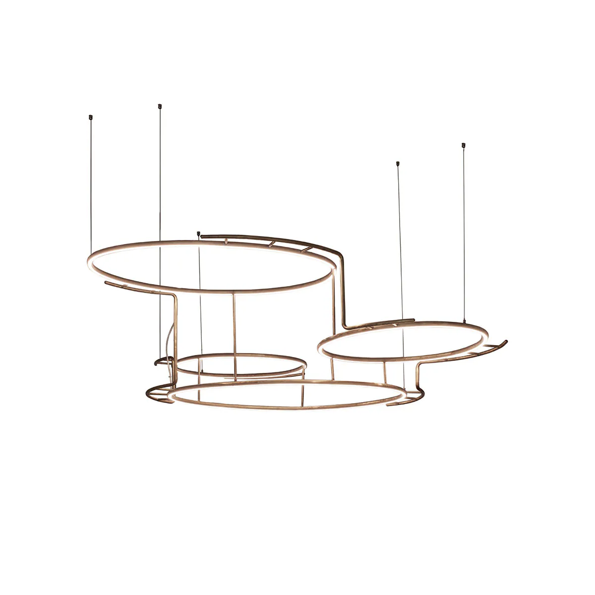 Broche Pendelleuchte M, L: 130 cm, B: 133 cm in Messing – hochwertige Designerlampe aus dem Hause DCW Editions passt perfekt ins Wohnzimmer